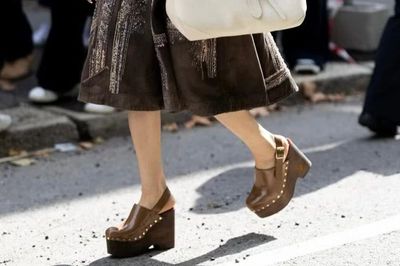 Dép guốc gỗ đinh tán đậm chất Y2K đang phủ sóng thời trang đường phố New York
