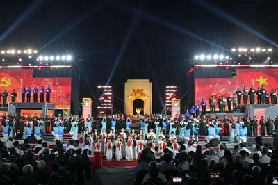 Xúc động cầu truyền hình 'Sao sáng dẫn đường'