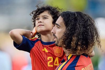 Thực hư chuyện Cucurella nuôi tóc vì con trai tự kỷ