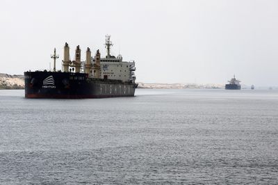 Di chuyển qua kênh đào Suez khiến tàu dầu tốn kém thế nào