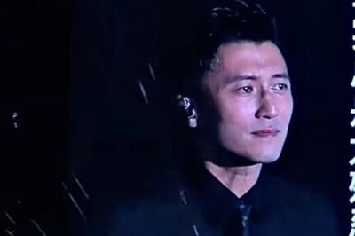 Tạ Đình Phong khóc trên sân khấu sau khi cha qua đời