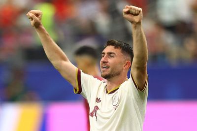 Barcelona ra quyết định với Laporte