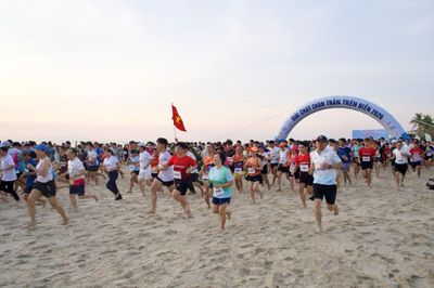 Hàng nghìn người chạy chân trần đón bình minh trên biển Đà Nẵng