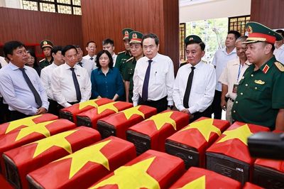 Chủ tịch Quốc hội Trần Thanh Mẫn dâng hương tại Công viên Lê Thị Riêng