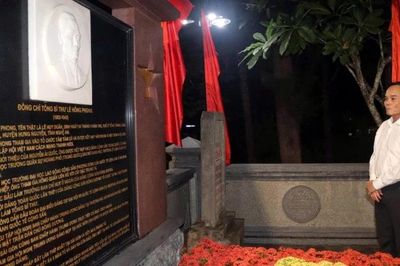 Ủy viên Bộ Chính trị, Bí thư Thành ủy Thành phố Hồ Chí Minh Trần Lưu Quang tri ân Anh hùng liệt sĩ tại Côn Đảo