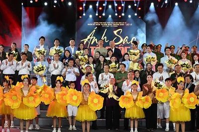 Lắng đọng với chương trình nghệ thuật 'Ánh sao Tổ quốc'