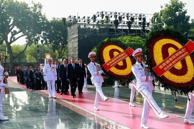 [Ảnh] Lãnh đạo Đảng, Nhà nước dâng hương tưởng niệm các Anh hùng liệt sĩ