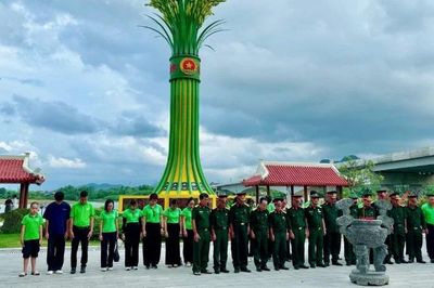 Đoàn cựu chiến binh và cán bộ ThaiBinh Seed tri ân các Anh hùng liệt sĩ trên đất lửa Quảng Trị