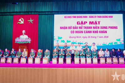 Bộ CHQS tỉnh Quảng Ninh và Đảng ủy Than Quảng Ninh nhận đỡ đầu 22 nữ thanh niên xung phong có hoàn cảnh khó khăn