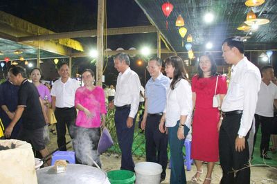 Sôi động Chợ phiên 'Làng trong phố' phường Hòa Xuân lần thứ nhất