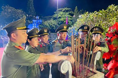 Xúc động đêm thắp nến tri ân tại Nghĩa trang Hòa Hiệp