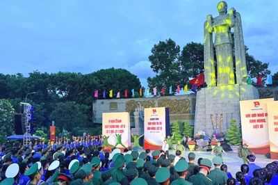 Thắp nến tri ân các Anh hùng liệt sĩ tại nhiều nghĩa trang ở TPHCM