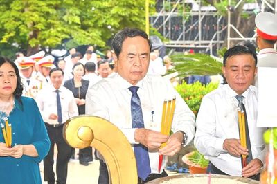 Chủ tịch Quốc hội Trần Thanh Mẫn dâng hương tưởng niệm các Anh hùng liệt sĩ tại Công viên Lê Thị Riêng