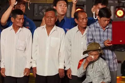 Xúc động khoảnh khắc trao trả hồ sơ kỷ vật của liệt sĩ Huỳnh Văn Quên cho gia đình