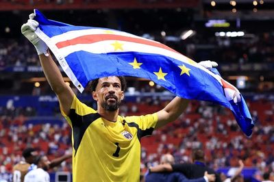 Thủ môn Cape Verde 'đổi đời' ở tuổi 40