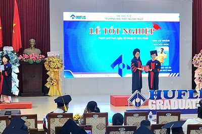 Trường ĐH Ngoại ngữ Huế trao bằng cử nhân văn bằng 2 cho 773 học viên