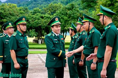 Trung tướng Vũ Trung Kiên kiểm tra Đồn Biên phòng Nậm Kè, trao quà tri ân người có công và gia đình chính sách