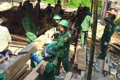 Trung tâm Huấn luyện - Cơ động Tây Bắc hỗ trợ di chuyển 71 hộ dân khỏi vùng nguy cơ sạt lở