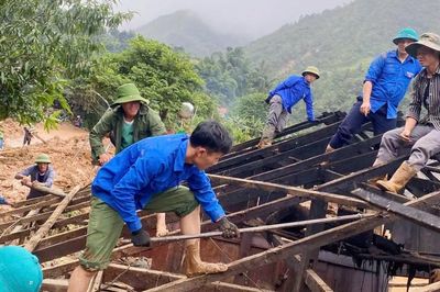 Tuổi trẻ Sơn La dọn bùn, vác gỗ, sửa nhà giúp người dân sau mưa lũ