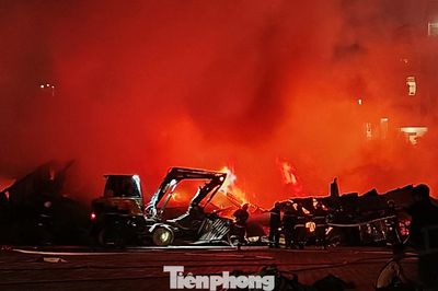 Hơn 70 cảnh sát chữa cháy dãy nhà hàng, kho xưởng ở phường Thanh Liệt