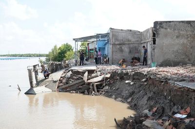 Những giấc ngủ bất an bên bờ sông sạt lở