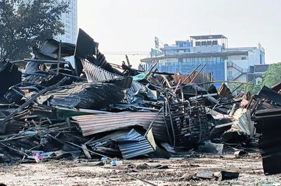 Hiện trường tan hoang sau vụ cháy dãy nhà hàng, kho xưởng ở Hà Nội