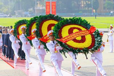 Lãnh đạo Đảng, Nhà nước vào Lăng viếng Bác và dâng hương tưởng niệm các Anh hùng liệt sĩ