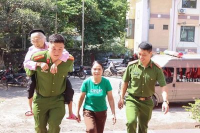Cõng mẹ liệt sĩ hơn 100 tuổi đi lấy mẫu ADN tìm lại tên con