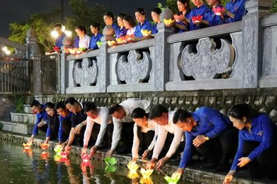 Lễ thắp nến tri ân các Anh hùng liệt sĩ tại Tuyên Quang