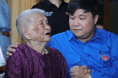 Khoảnh khắc nghẹn ngào của Mẹ Việt Nam Anh hùng khi nhận ảnh phục dựng người con liệt sĩ