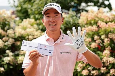 Cú putt hơn 7 mét đưa Michael Kim vào ngôi đền huyền thoại của PGA Tour