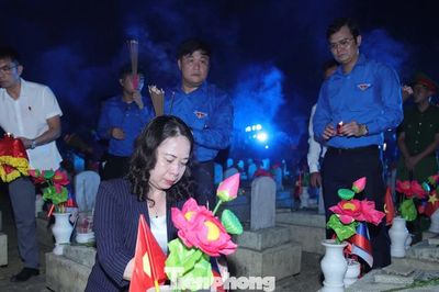 Hàng vạn người thắp sáng ngọn nến tri ân tại nghĩa trang liệt sĩ Việt - Lào