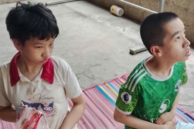 Gần 20 năm nuôi 2 con mắc bệnh bại não, vợ chồng nghèo chưa có giấc ngủ trọn vẹn