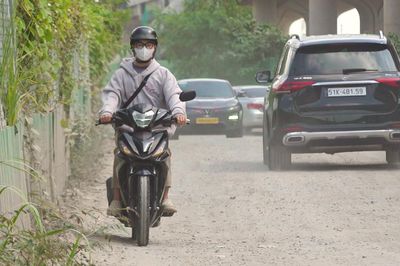 Người dân nơm nớp qua con đường chi chít ổ gà, đọng nước tại TPHCM