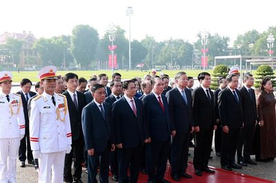 Lãnh đạo Đảng, Nhà nước tưởng niệm các Anh hùng liệt sĩ, vào Lăng viếng Bác