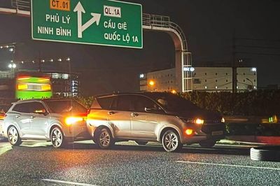 Cảnh sát truy tìm ô tô làm rơi vỏ lốp trên cao tốc, gây tai nạn liên hoàn