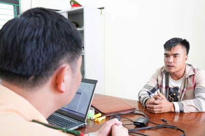 Kịch tính clip cảnh sát truy bắt tài xế ô tô bỏ chạy 130km, lời khai hé mở lý do