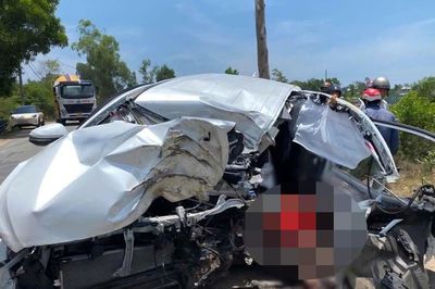 Ô tô biến dạng sau cú tông vào cây bên đường, nam tài xế 21 tuổi tử vong