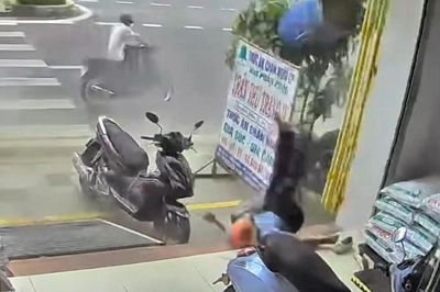 Khoảnh khắc thùng phuy phát nổ như bom, hất văng người đàn ông trên vỉa hè
