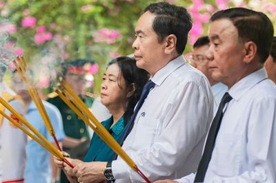 Chủ tịch Quốc hội dâng hương Anh hùng liệt sĩ tại công viên Lê Thị Riêng