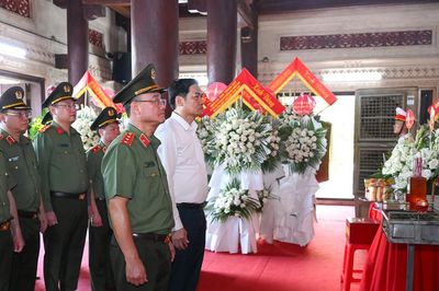 Thứ trưởng Bộ Công an tưởng niệm Chủ tịch Hồ Chí Minh, tri ân các Anh hùng liệt sĩ