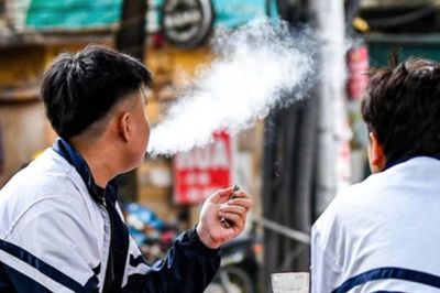 Kiểm tra căn cước, VNeID với người nghi dưới 18 tuổi mua thuốc lá
