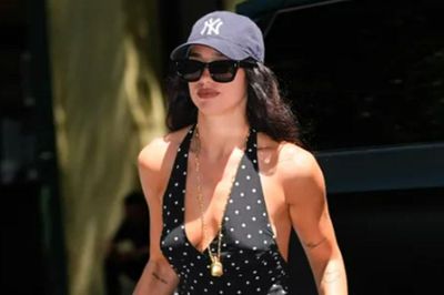 Dua Lipa diện váy chấm bi xẻ sâu phối cùng túi xác 30.000 USD
