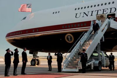 Vì sao ông Trump bất ngờ đổi chuyên cơ sau hội nghị NATO?