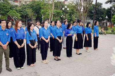 Đoàn Thanh niên TƯ Hội LHPN Việt Nam dâng hương tại Tượng đài Anh hùng liệt sĩ Võ Thị Sáu