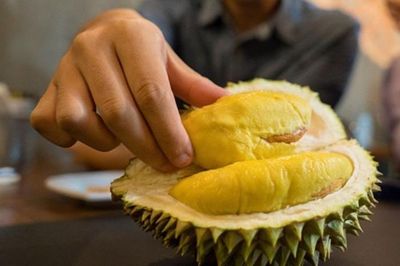 Ai nên thận trọng khi ăn sầu riêng?