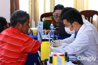 Thu nhận mẫu ADN thân nhân liệt sĩ tại 6 xã miền núi