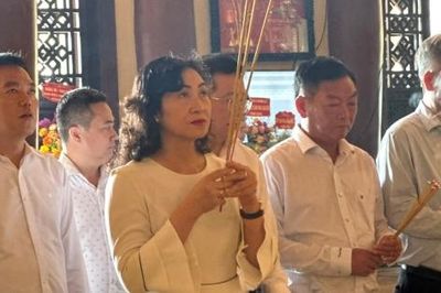 Bộ Công Thương dâng hương tưởng niệm các Anh hùng - Liệt sĩ tại TP. Hồ Chí Minh