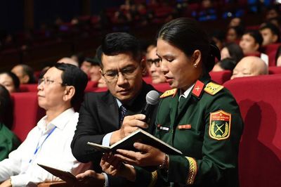 'Nợ em ngàn vạn yêu thương'