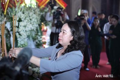 Phó Chủ tịch nước Võ Thị Ánh Xuân dâng hương tưởng niệm các Anh hùng liệt sĩ tại Khu di tích Truông Bồn